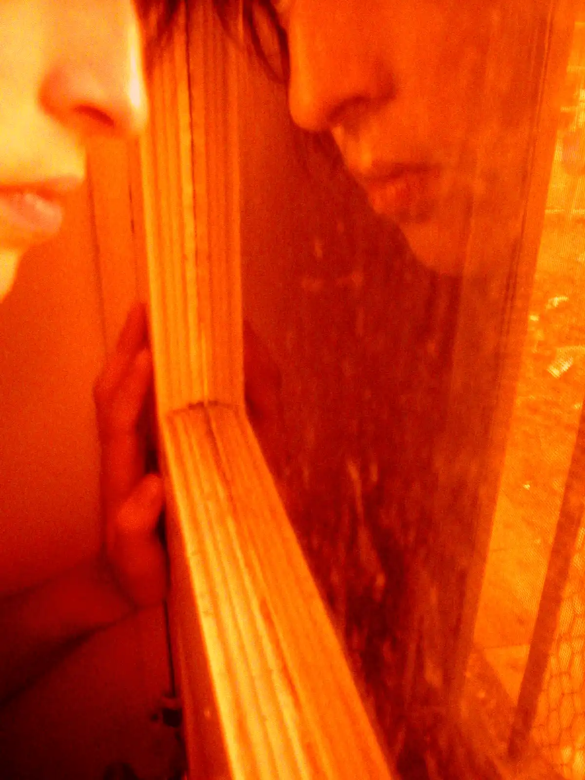 reflet d'un visage dans le miroir, couleurs orangées